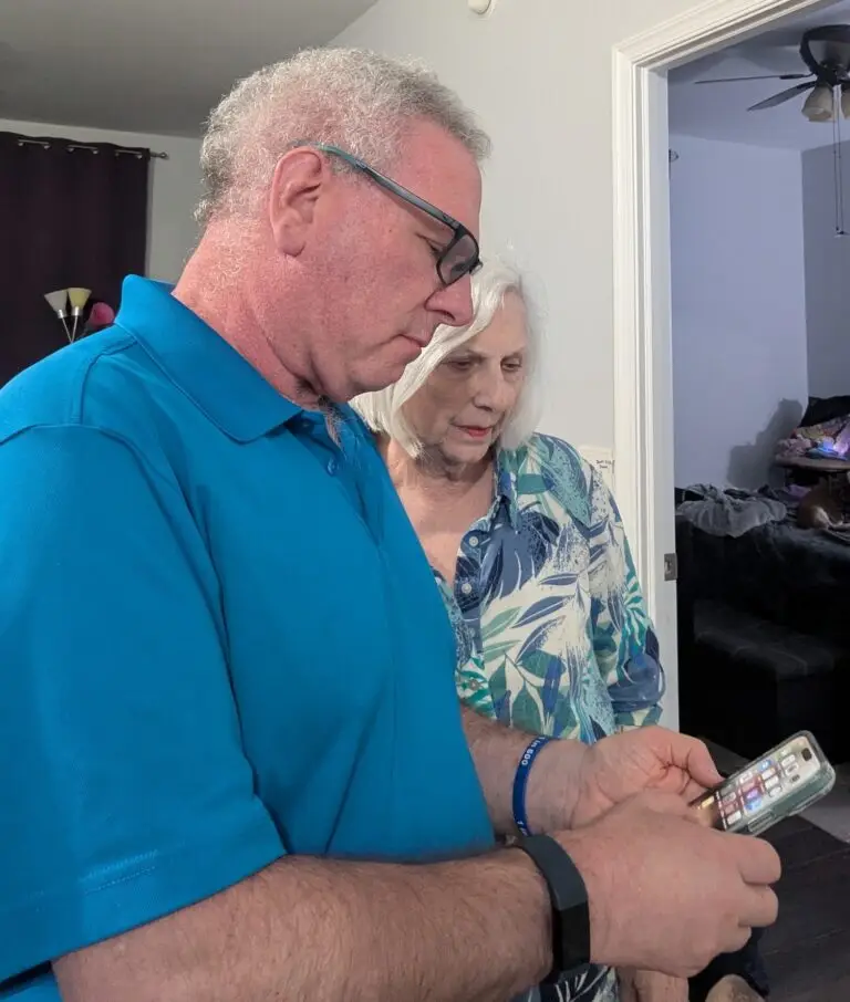 Stefan helping client with phone assistance